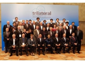 会合出席者<中央:宗像長官、近藤理事長>